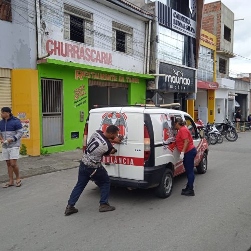 Mulher fica ferida após tropeçar  em motocicleta estacionada na Avenida Senhora Santana em Conceição do Coité
