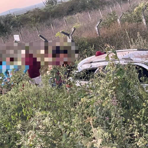 Motorista fica ferido após carro capotar e descer ribanceira na BA-120, entre Conceição do Coité e Retirolândia