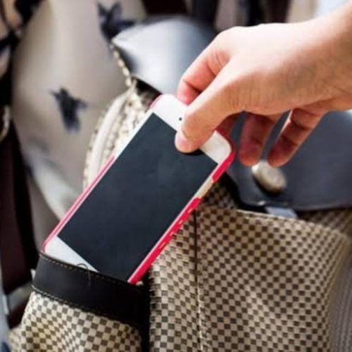 Jovem é flagrada furtando celulares durante festa  em Ichu