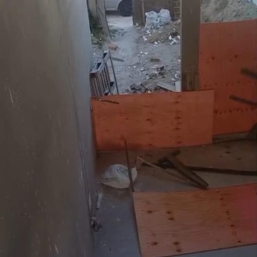 Absurdo! Em menos de 5 dias, obra é furtada novamente e dono denuncia agressão a cachorro próximo ao INSS em Conceição do Coité