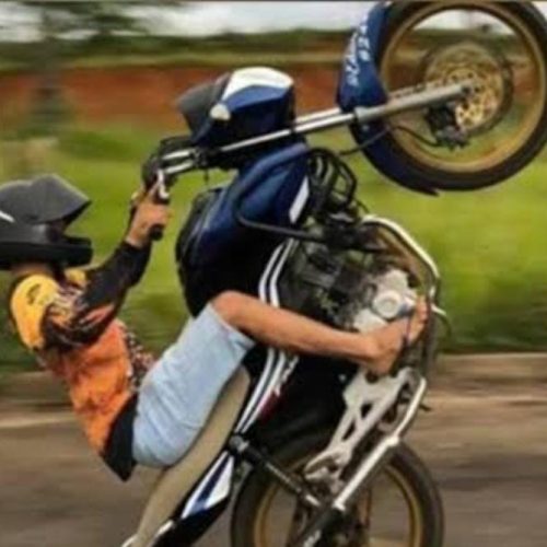 Adolescente de 15 anos é flagrado realizando manobras perigosas em moto sucata e veículo é apreendido em Conceição do Coité