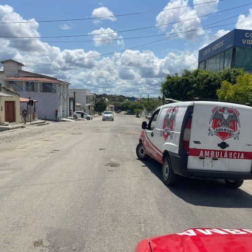 Mulher fica ferida em colisão entre moto e carro em Coité