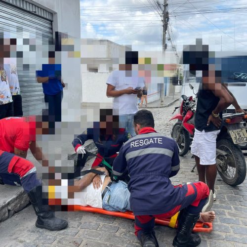 Homem sofre laceração após colisão entre moto e carro no centro de Conceição do Coité
