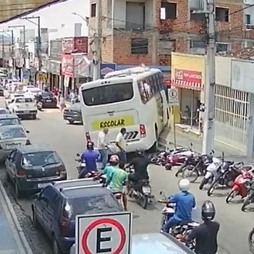 EXCLUSIVO: vídeo flagra momento em que ônibus escolar perde o controle em Coité