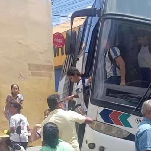 Ônibus escolar perde o controle no centro de Conceição do Coité e por pouco não causa tragédia