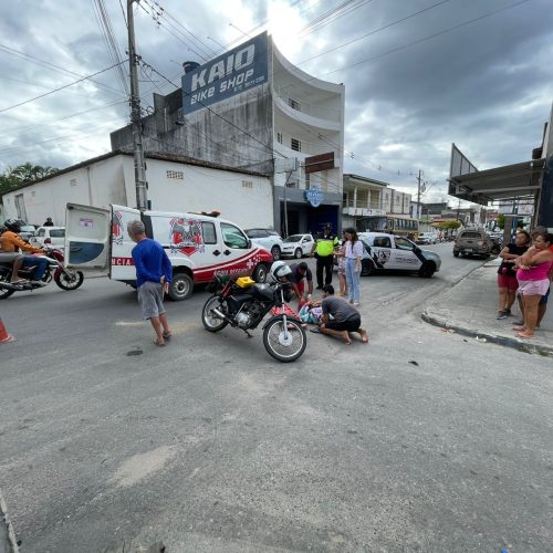 Mulher fica ferida após colisão entre carro e moto próximo a 4° CIA da PM em Conceição do Coité