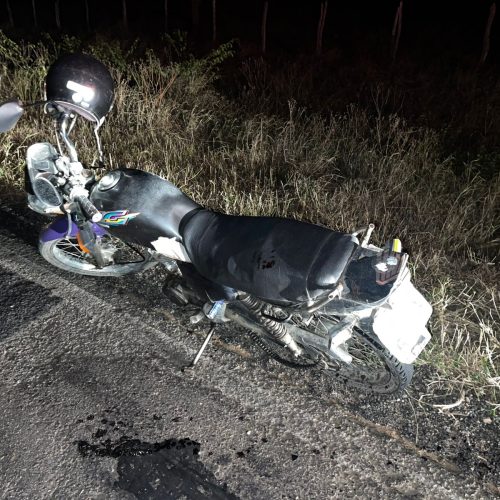 Homem embriagado fica ferido após cair de moto na BA-120, em Conceição do Coité; veículo estava em situação de sucata