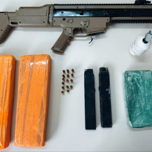 Polícia Militar apreende submetralhadora, drogas e granada em Serrinha; suspeito é preso