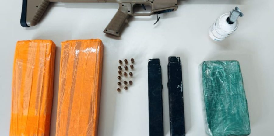 Polícia Militar apreende submetralhadora, drogas e granada em Serrinha; suspeito é preso