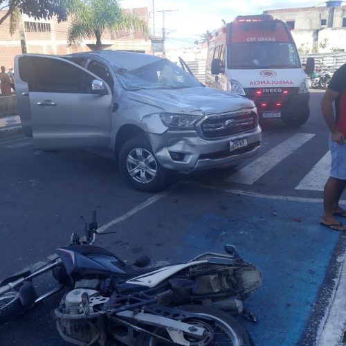 Motorista passa mal e provoca colisão com motos, atinge pedestres e capota na Praça da Babilônia, em Conceição do Coité
