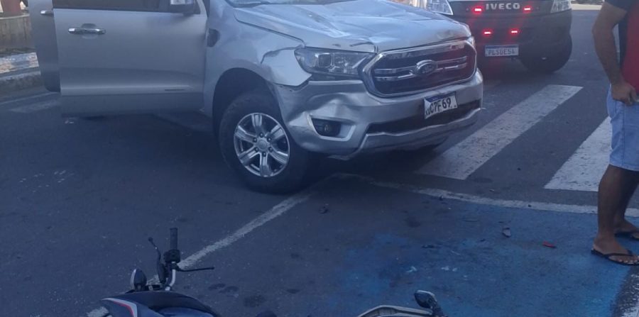 Motorista passa mal e provoca colisão com motos, atinge pedestres e capota na Praça da Babilônia, em Conceição do Coité