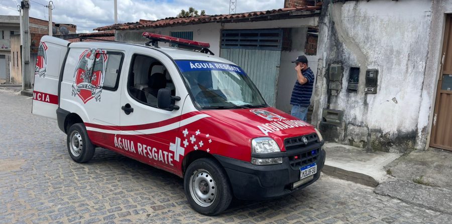 Árvore cai sobre homem durante poda no bairro da Quadra, em Conceição do Coité; vítima possui baixa visão