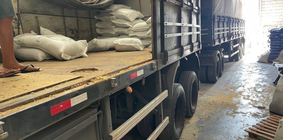 Coité: Trabalhador fica ferido após carga de ração despencar enquanto atuava sobre os sacos em empresa