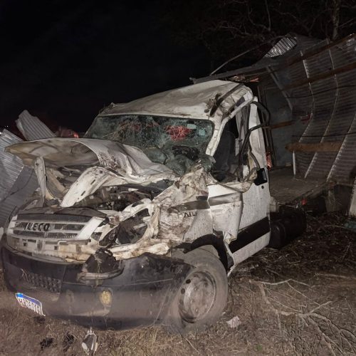 Caminhão carregado com flocos de milho capota na BA-120 entre Coité e Riachão; motorista sofre ferimentos leves