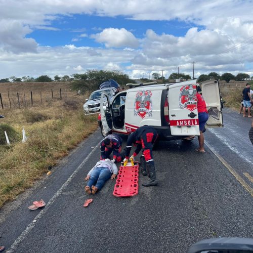 Duas mulheres ficam feridas após serem atingidas por mesa que caiu de carro na BA-411 entre Conceição do Coité e o distrito de Salgadália