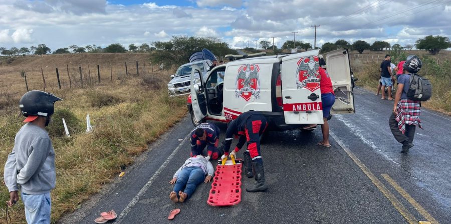 Duas mulheres ficam feridas após serem atingidas por mesa que caiu de carro na BA-411 entre Conceição do Coité e o distrito de Salgadália