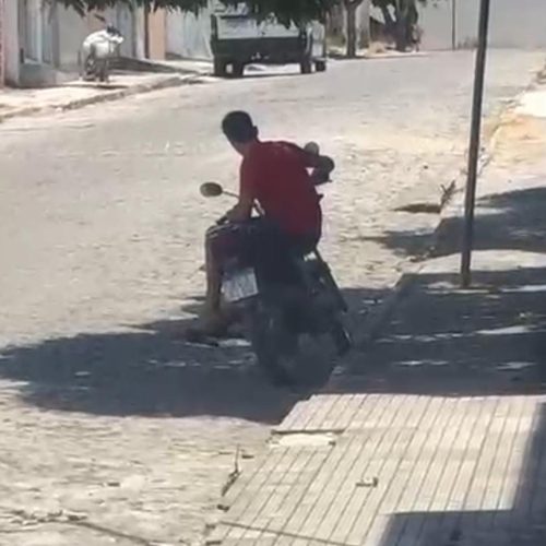 “Coité tem lei!” Homem que ‘cortou giro’ em frente à delegacia é detido e terá que responder criminalmente; moto foi apreendida