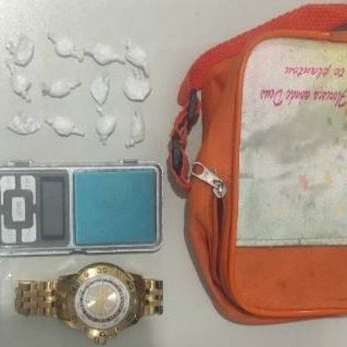 Homem com mandado de prisão por tentativa de homicídio é capturado com drogas em Candeal