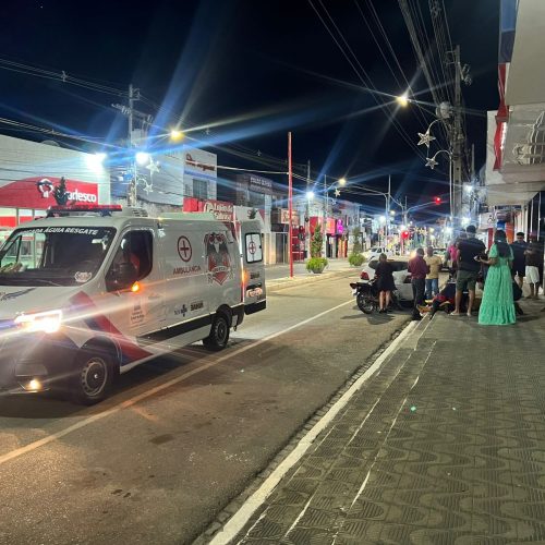 Adolescente fica ferida em colisão entre carro e moto no centro de Conceição do Coité