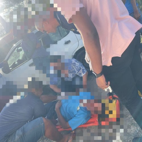 Vídeo: Idoso de 71 anos sofre queda e bate a cabeça após descer de moto para recuperar chapéu que voou na BA-411 em Conceição do Coité