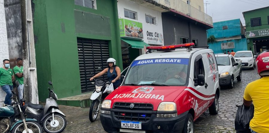 Idoso fica ferido após escorregar em calçada molhada no centro de Conceição do Coité