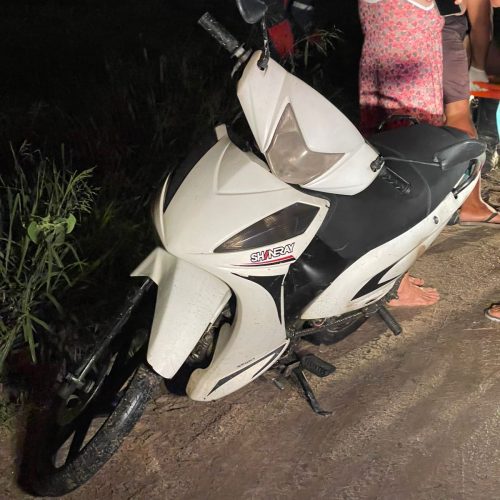 Mulher fica ferida após cair de moto ao passar por poça d’água em Conceição do Coité