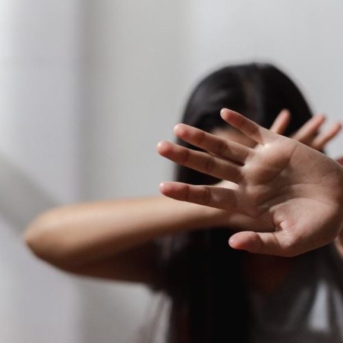 Mulher é agredida pelo companheiro e desmaia em Conceição do Coité; suspeito fugiu