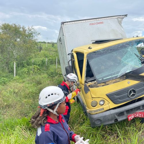 Duas pessoas morrem após colisão entre caminhão e ônibus na BR-324; Águia Resgate atuou na ocorrência
