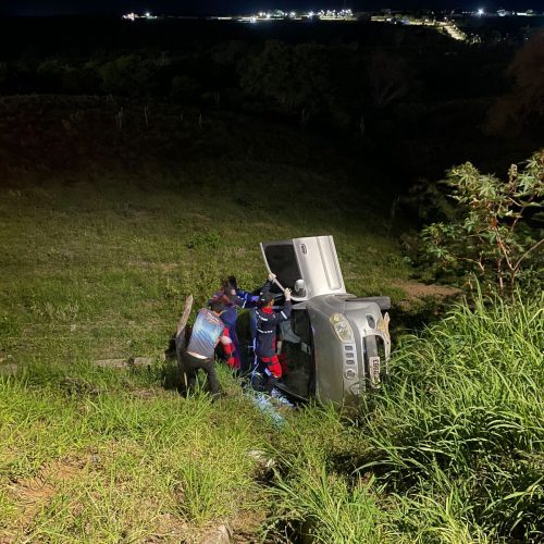 Carro capota e cai em ribanceira  em Conceição do Coité; homem foi encontrado desorientado