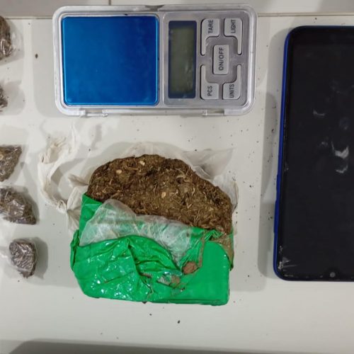 Homem é preso com drogas e balança de precisão em Ichu