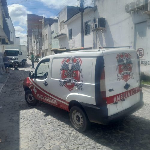 Homem sofre corte profundo na nuca e hematomas após passar mal e cair no centro de Conceição do Coité