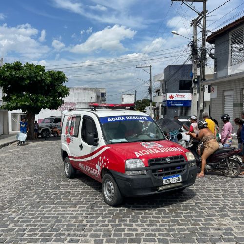 Homem fica ferido após colisão entre carro e moto em Conceição do Coité