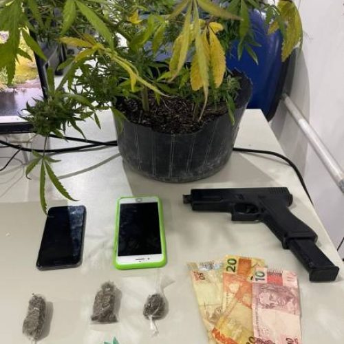 Suspeitos tentam fugir de abordagem, mas são detidos pela PM com drogas e simulacro de arma no bairro Cruzeiro em Conceição do Coité