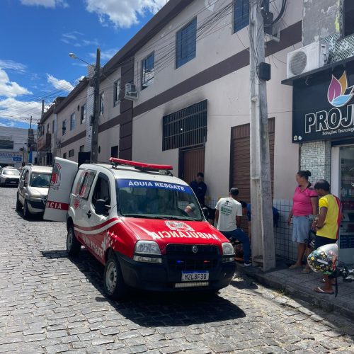 Idoso fica ferido após cair e bater a cabeça no meio-fio no centro de Conceição do Coité