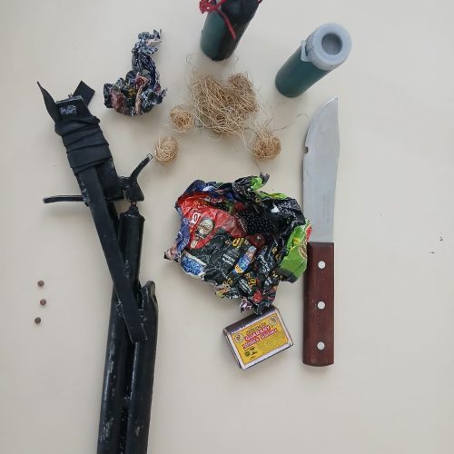 Homem é preso com arma de fogo artesanal e faca no centro de  Conceição do Coité