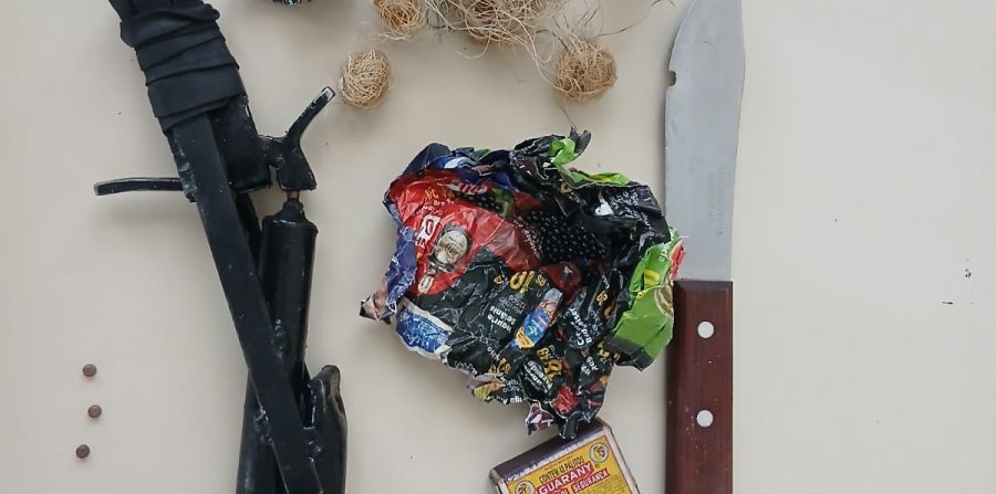 Homem é preso com arma de fogo artesanal e faca no centro de  Conceição do Coité