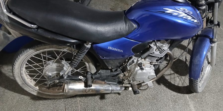 Condutor é flagrado pela PM com motocicleta sucata, descarga livre causando barulho excessivo e sem CNH no centro de Conceição do Coité