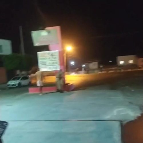 Perseguição a carro roubado termina em troca de tiros em Santaluz; suspeito morre e policial militar fica ferido