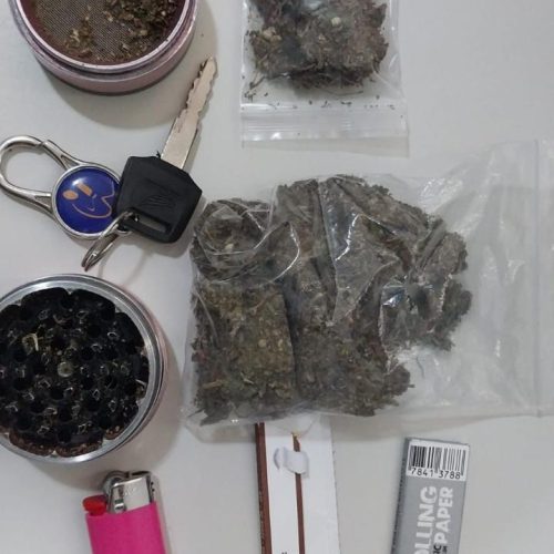 Motociclista sem documentos e com placa suprimida é flagrado com droga no bairro dos Barreiros em Conceição do Coité