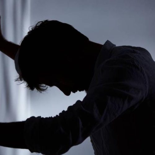 Homem com supostos transtornos mentais invade casas e mercadinho e provoca pânico em moradores em Conceição do Coité