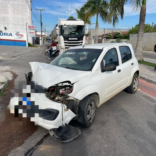ATUALIZADA: Carro fica destruído após colisão com poste, mas motorista não sofre ferimentos graves graças ao cinto de segurança em Conceição do Coité