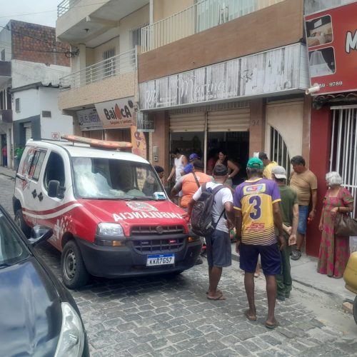 Idosa sofre ferimento profundo na cabeça após queda no centro de Conceição do Coité