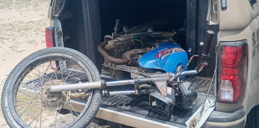 Motocicleta suspeita de envolvimento em assaltos é encontrada abandonada na zona rural de Conceição do Coité