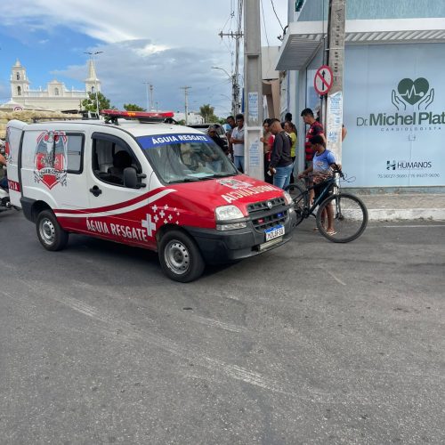 Jovem perde controle de moto ao desviar de buraco e bate em poste no centro de Conceição do Coité