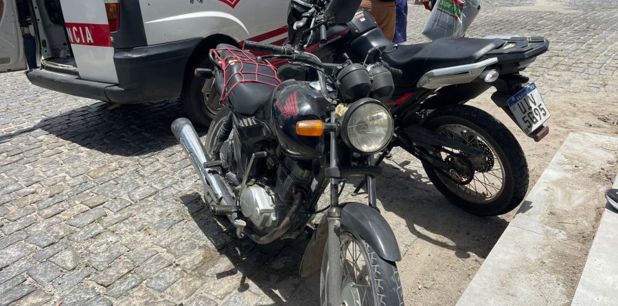 Acidente entre motos deixa mototaxista e menor feridos no centro de Conceição do Coité
