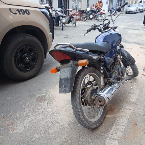 PM apreende moto sem placa e sem numeração do chassi no bairro Açudinho em Conceição do Coité