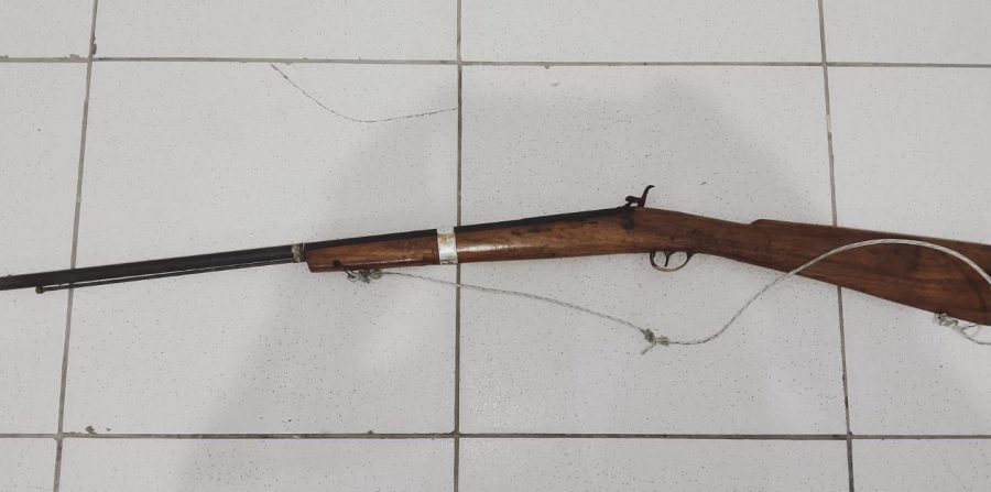 Idosa é presa após ameaçar vizinhos com espingarda na zona rural de Retirolândia; arma foi apreendida