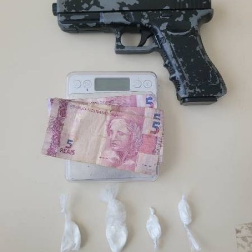 Jovem é preso com simulacro de arma e cocaína em Conceição do Coité