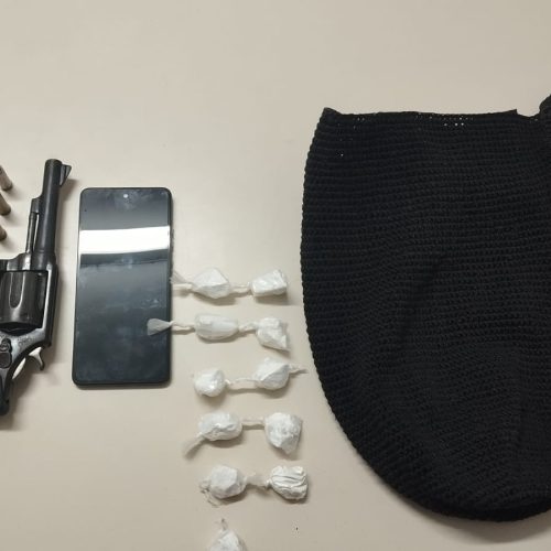 Homem é preso com revólver e 11 papelotes de cocaína na zona rural de Araci