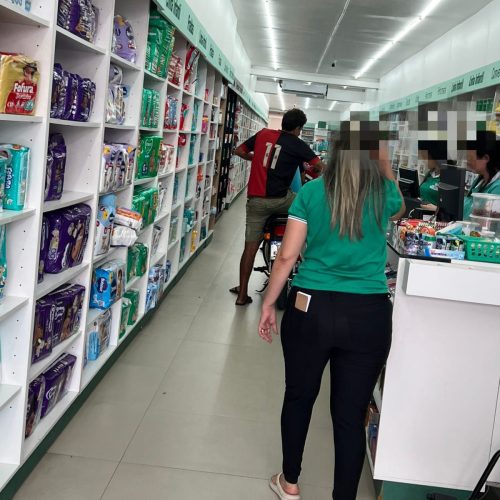 Homem invade farmácia pilotando moto no centro Conceição do Coité